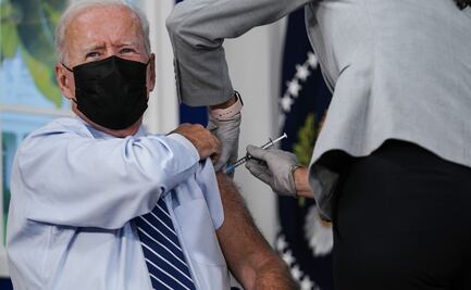 Joe Biden recibe la tercera dosis de vacuna anticovid 