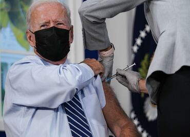 Joe Biden recibe la tercera dosis de vacuna anticovid