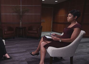 Mujer que denunció a Cuomo por acoso sexual sale del anonimato