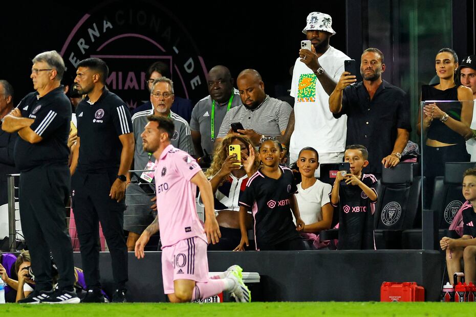 Kim Kardashian junto a Serena Williams en el partido debut de Messi en el Inter Miami. Foto AFP