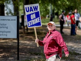 Se agudiza la huelga en la industria automotriz de EU: pararán más plantas de GM y Stellantis