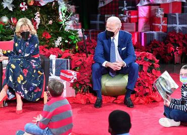 Biden y la primera dama visitan un hospital para niños en Nochebuena