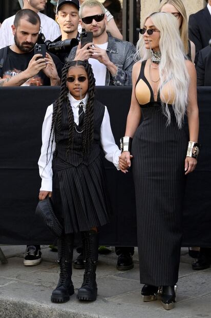 Kim Kardashian se luce en París con vestido inspirado en Madonna 