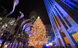 Encienden árbol de Rockefeller Center con 50 mil luces y estrella Swarovski