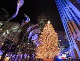 Encienden árbol de Rockefeller Center con 50 mil luces y estrella Swarovski