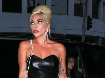 Lady Gaga impacta con vestido de cuero en fiesta de Haus Laboratories