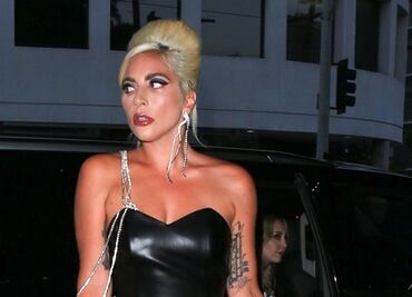 Lady Gaga impacta con vestido de cuero en fiesta de Haus Laboratories