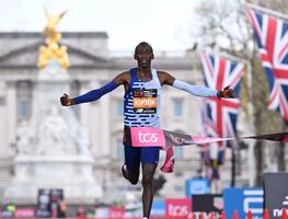 Kelvin Kiptum, poseedor del récord mundial de maratón, muere en fatal accidente de auto