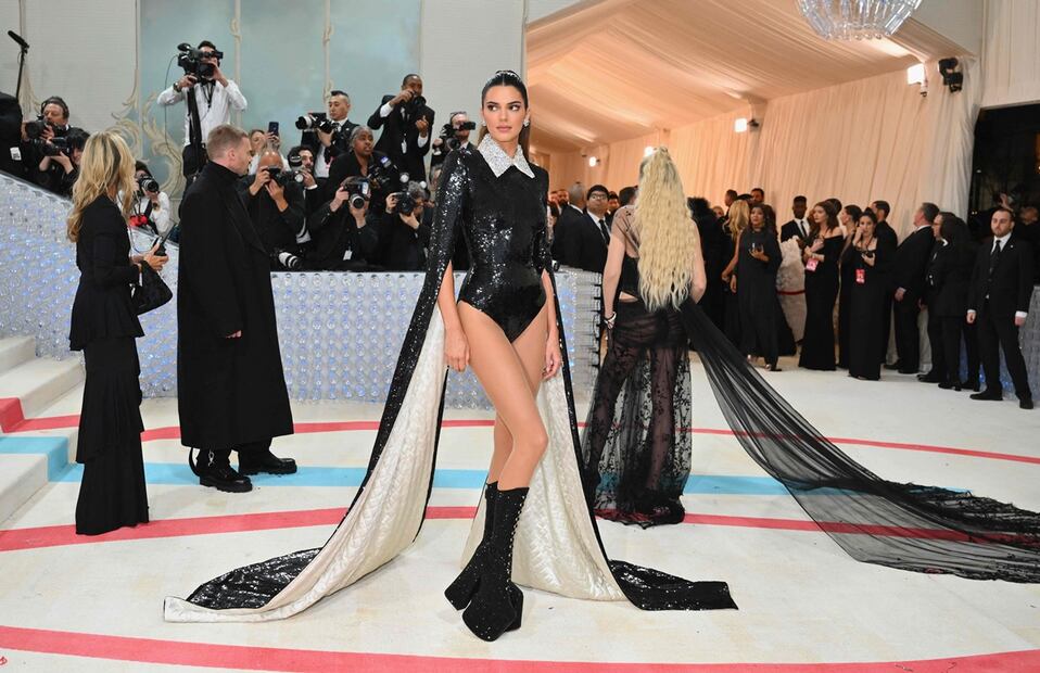 Kendall Jenner y Bad Bunny (Photo by ANGELA WEISS / AFP)
