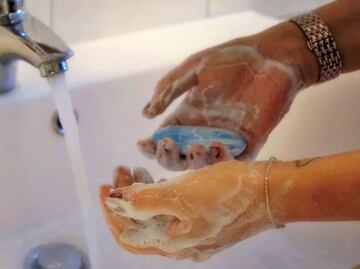 ¿Por qué no deberías usar joyería mientras te lavas las manos?