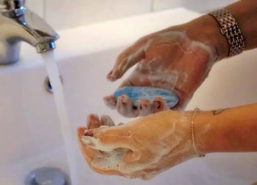 ¿Por qué no deberías usar joyería mientras te lavas las manos?