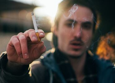 Hallan vínculo entre tabaquismo y hemorragia cerebral grave