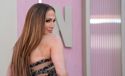 Jennifer Lopez y el atrevido vestido de efecto ‘nude’ con el que deslumbró en premiere