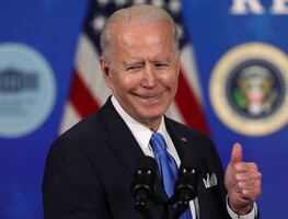 Biden promete 'compartir' las vacunas con el mundo... Si le sobran