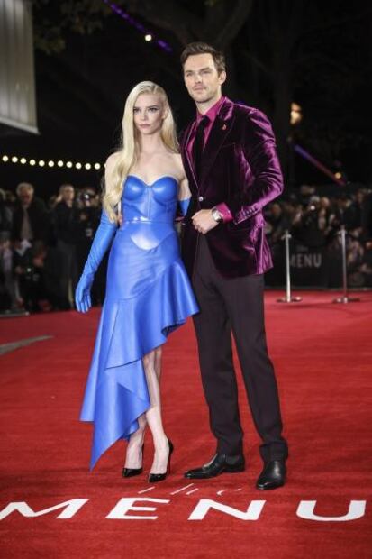 Al estilo Jessica Rabbit, Anya Taylor-Joy se luce con vestido de cuero y guantes en Londres
