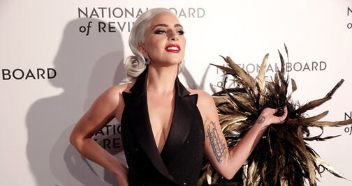 Lady Gaga brilla con sexy vestido de raja en Nueva York