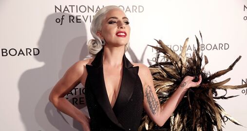 Lady Gaga brilla con sexy vestido de raja en Nueva York