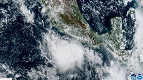 De categoría 1 a 5 en menos de 24 horas: así se intensificó el huracán Polo frente a México
