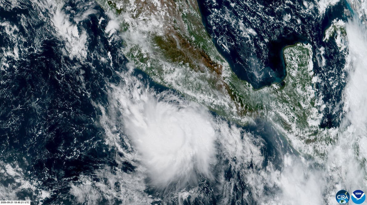 De categoría 1 a 5 en menos de 24 horas: así se intensificó el huracán Polo frente a México . (Photo by Handout / NOAA / AFP)