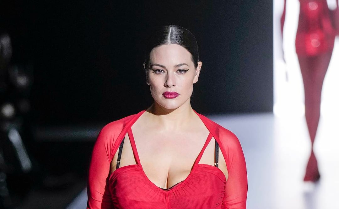 Ashley Graham desfilando en la Semana de la Moda de París. Foto: AP