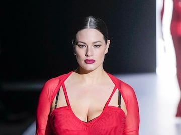 Ashley Graham cautiva con vestido de cuero y transparencias en París