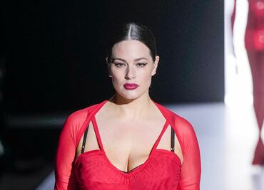 Ashley Graham cautiva con vestido de cuero y transparencias en París