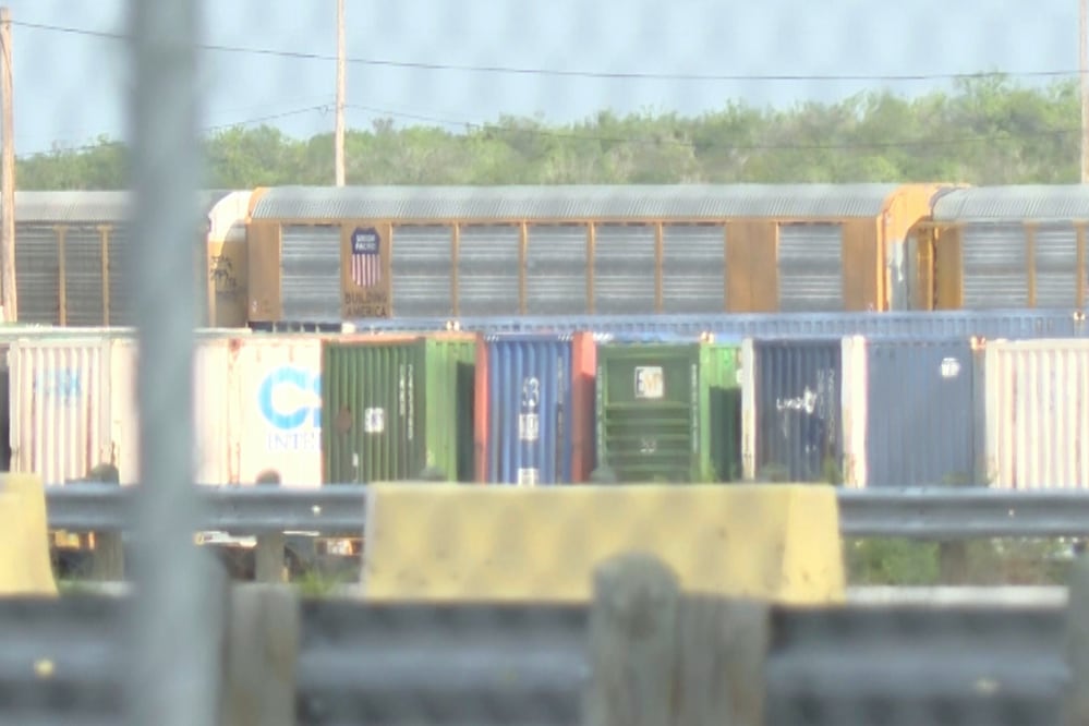 Mexicanos y hondureños, los migrantes que murieron atrapados en contenedor de tren en Texas. (KGNS vía AP)