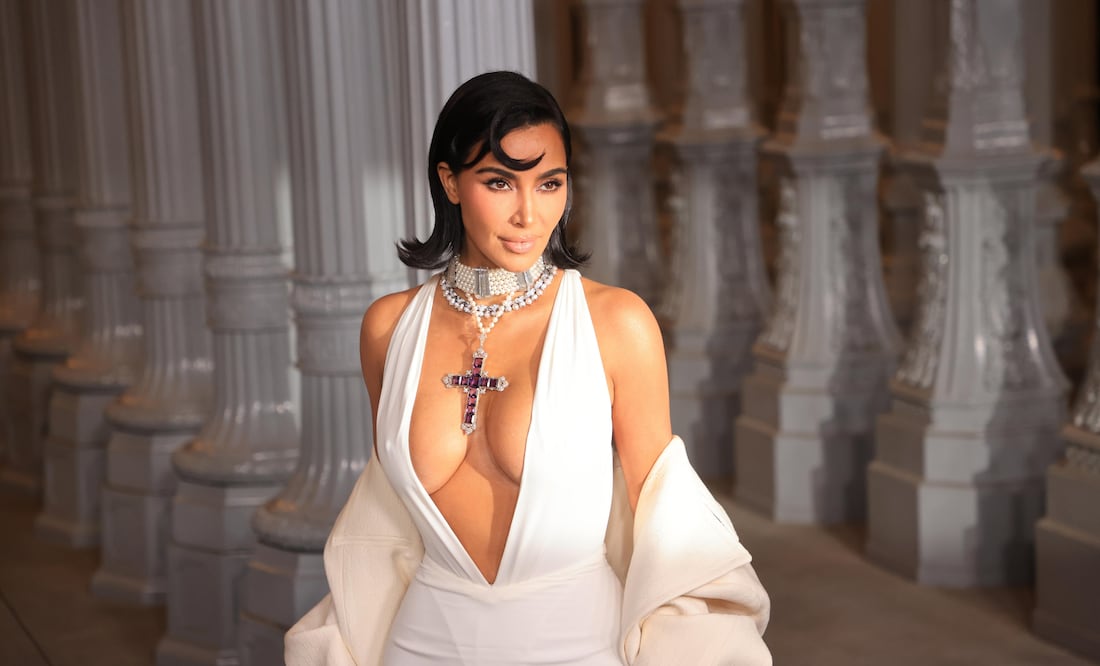 Kim Kardashian presume silueta de reloj de arena con body traslúcido y liguero. Foto: EFE