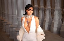 Kim Kardashian luce su figura en un espectacular traje de baño blanco en la playa