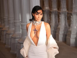 Kim Kardashian luce su figura en un espectacular traje de baño blanco en la playa