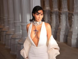 Kim Kardashian presume silueta de reloj de arena con body traslúcido y liguero
