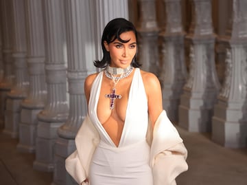Kim Kardashian presume silueta de reloj de arena con body traslúcido y liguero
