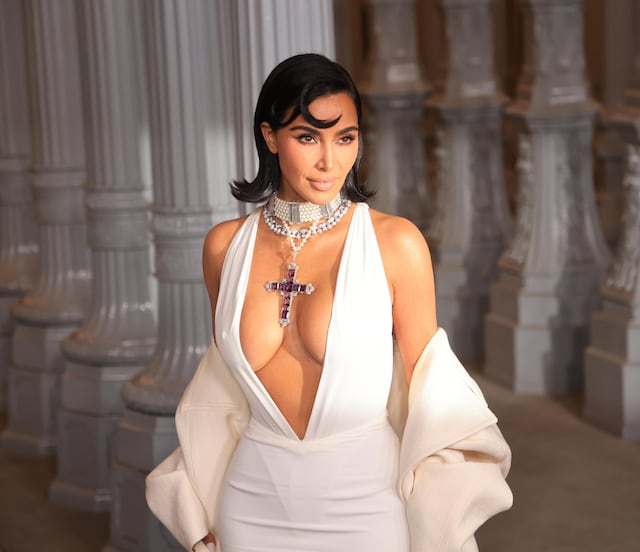 Kim Kardashian luce su figura en un espectacular traje de baño blanco en la playa