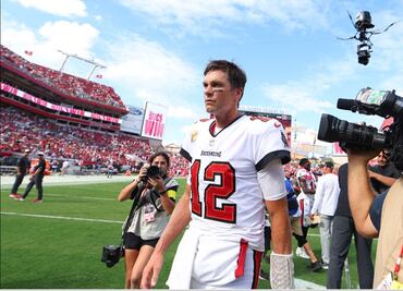 Tom Brady mal y de malas; recibe multa por intentar patear a un rival