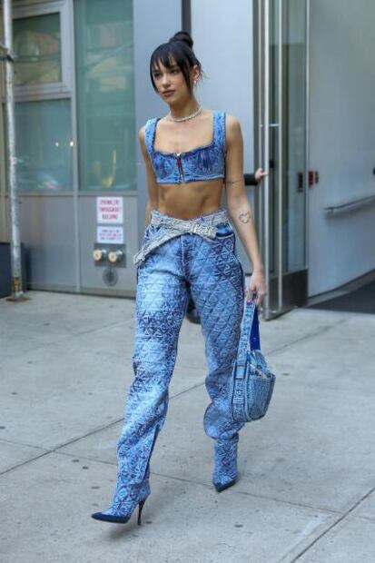 Dua Lipa presume ‘abs de acero’ con bustier azul en Nueva York 