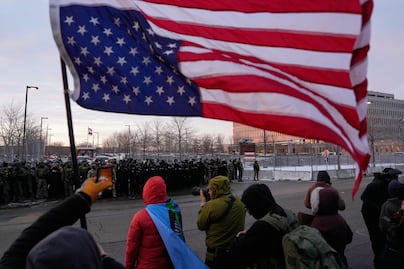 Crece la tensión en Minneapolis: Trump evalúa enviar tropas por protestas contra ICE mientras alcalde dice que sería 'inconstitucional' 