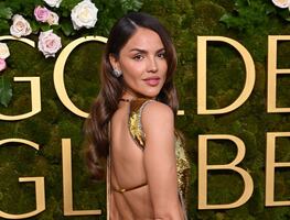 Eiza González se lleva las miradas con belleza y vestido dorado en los Golden Globes