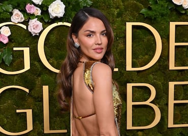 Eiza González se lleva las miradas con belleza y vestido dorado en los Golden Globes