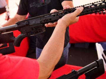 Nueva York eleva a 21 años la edad mínima para comprar rifles semiautomáticos