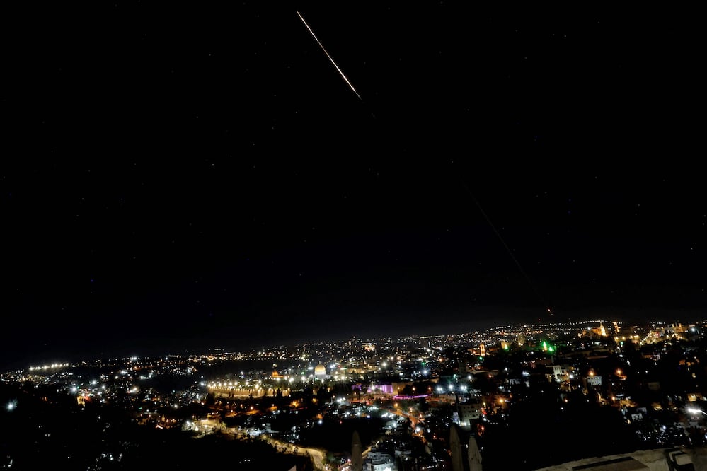 Nueva ola de misiles de Irán: reportan explosiones en Jerusalén e intensifican ataques a Israel (Photo by AHMAD GHARABLI / AFP)