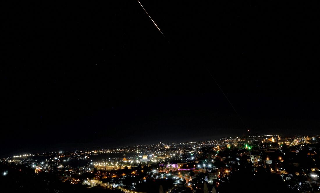Nueva ola de misiles de Irán: reportan explosiones en Jerusalén e intensifican ataques a Israel (Photo by AHMAD GHARABLI / AFP)