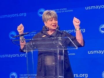 Alcaldesa de Texas viola el aislamiento para ir a salón de belleza