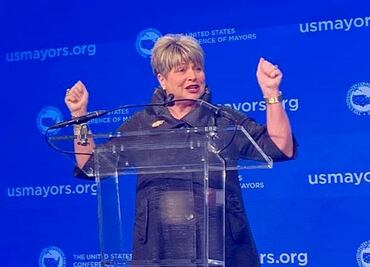 Alcaldesa de Texas viola el aislamiento para ir a salón de belleza