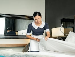 Empleada de hotel revela en TikTok las 5 cosas que nunca se limpian en las habitaciones