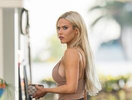 Luchadora de la WWE presume flexibilidad con look deportivo