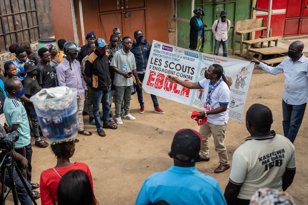Ébola en Congo se agrava: ataques, rebeldes y falta de ayuda complican brote con más de 900 casos. (AP Photo/Moses Sawasawa)