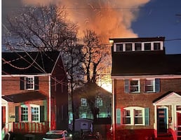 Explota una casa en Arlington  durante cateo de la policía. VIDEO