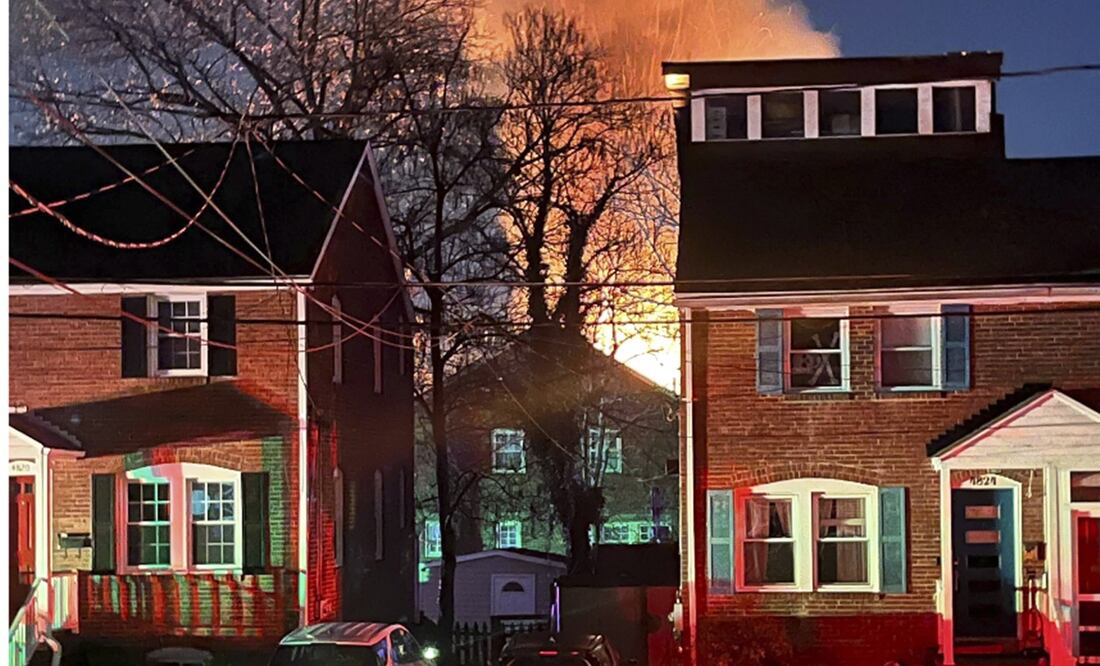 Explota una casa cerca de la capital de EEUU durante un registro de la Policía. (AP Photo)