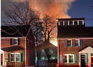 Explota una casa en Arlington  durante cateo de la policía. VIDEO