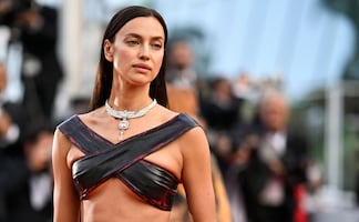 Irina Shayk sorprende con su bikini floral más arriesgado al broncearse en la playa